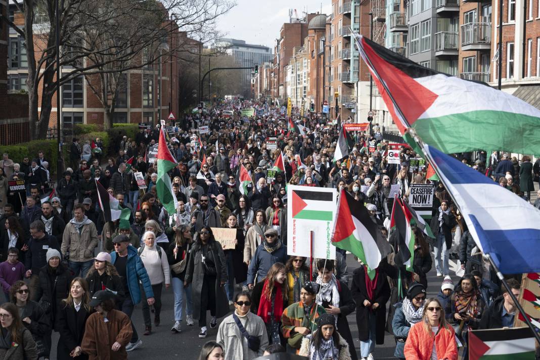 Londra ve Saraybosna'da İsrail protestosu! Binlerce kişi sokaklara döküldü 26